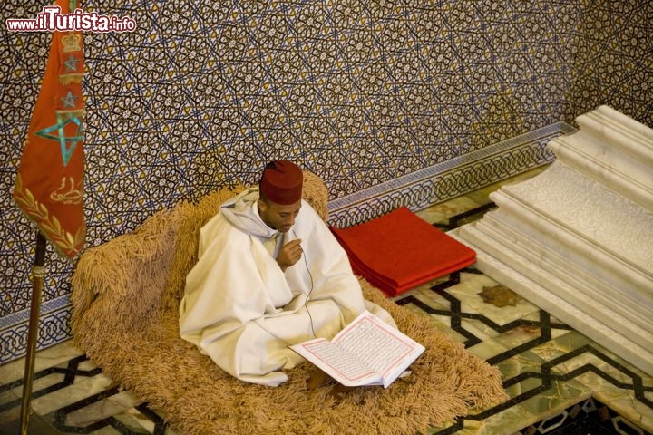 Immagine Lettura del Corano a Rabat: un imam, il sacerdote musulmano, legge il Corano all'interno del Mausoleo Hassan II, dal 2012 iscritto nella lista dei siti Patrimonio dell'Umanità dall'UNESCO. Il Mausoleo è visitabile liberamente anche dai turisti - © posztos / Shutterstock.com