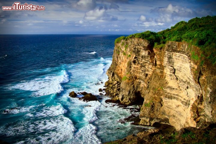 Immagine Un tratto selvaggio lungo la costa sud di Bali in Indonesia - © Ivanukh / Shutterstock.com