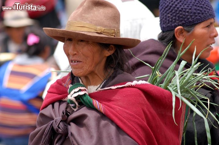 Immagine Una donna della Bolivia al mercato - Foto di Giulio Badini i Viaggi di Maurizio Levi 