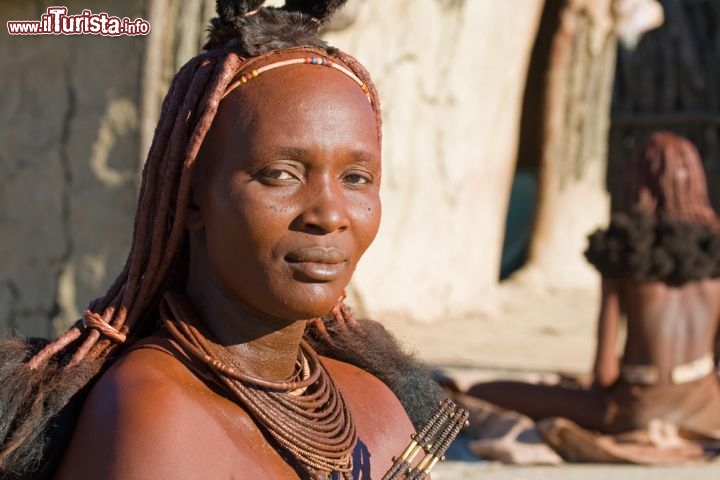 Immagine Una donna di etnia Himba in Namibia - © erichon / Shutterstock.com