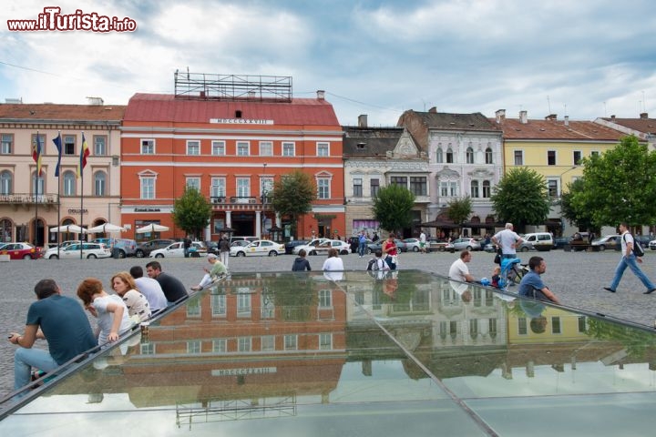 Immagine Unirii Square a Cluj Napoca, Romania - La più grande e importante piazza della città rumena di Cluj Napoca è anche una delle più ampie di tutto il paese con la sua estensione di 220 metri per 160. Oltre ad ospitare la Cattedrale di San Michele e altri prestigiosi edifici, sotto la sua pavimentazione, protette da una resistente vetrata, vi sono antiche rovine di epoca romana. In origine era conosciuta con il nome di Nagypiac in ungherese e di Piata Mare in rumeno asignificare "grande piazza del mercato" © ldphotoro / Shutterstock.com