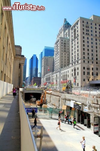 Immagine La Union Station e la Front Street di Toronto, la capitale dell'Ontario e la città più popolosa del Canada - © ValeStock / Shutterstock.com