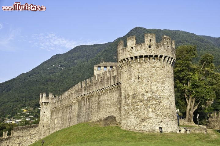 Immagine Uno dei Castelli di Bellinzona 8Canton Ticino), Patrimonio UNESCO della Svizzera - © Alexandre Arocas / Shutterstock.com