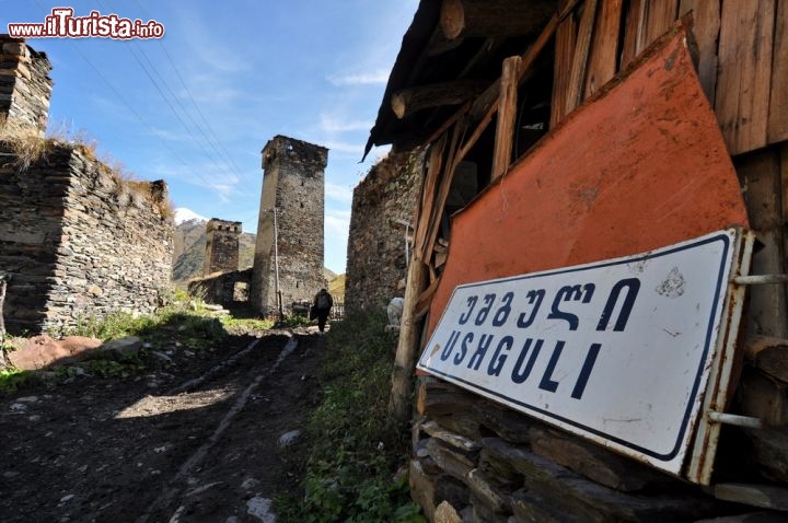 Immagine Ushguli, l'ingresso nel borgo turrito, uno dei villaggi dello Svaneti inseriti dall'Unesco nei patrimoni dell'Umanità. Siamo nel nord-ovest della Georgia, tra le montagne del Caucaso