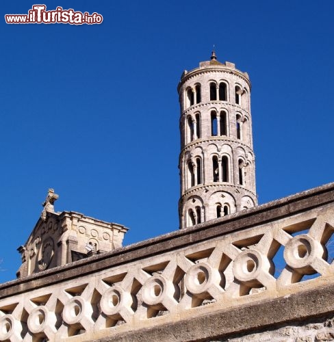 Immagine La torre Fenestrelle di Uzes, Francia. Prende il nome dai cinque piani di bifore costruiti sopra il primo piano cieco - © bunyos - Fotolia.com