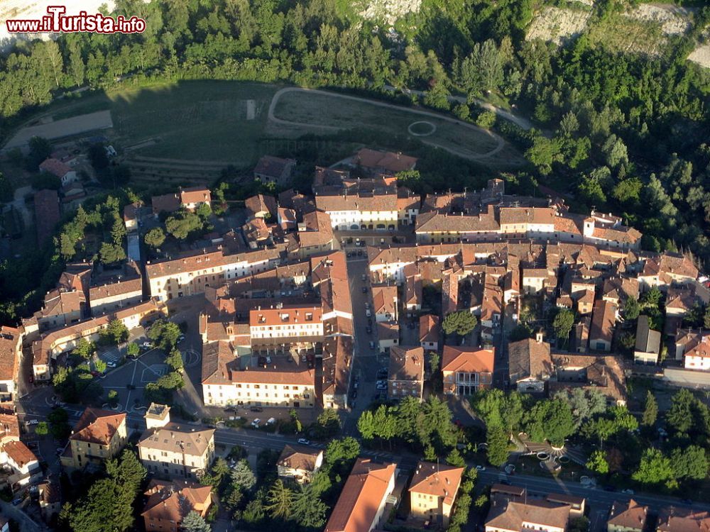 Immagine Veduta aerea del centro storico di Casola Valsenio - © Giorgio Sagrini, CC BY-SA 3.0, Wikipedia