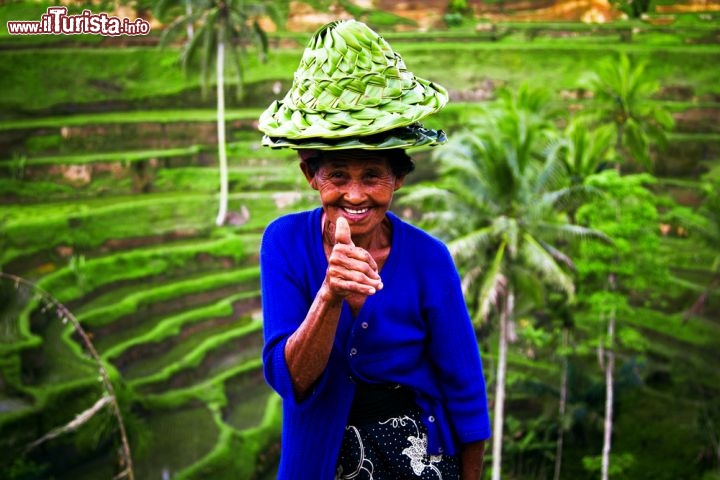 Immagine Una simpatica venditrice di cappelli in una risaia di Bali in una Indonesia - © Marat Dupri / Shutterstock.com