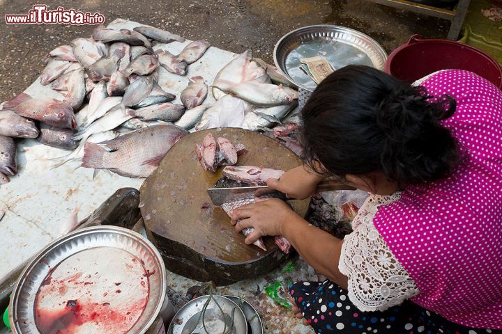 Immagine Una venditrice di pesce a Yangon, Birmania.