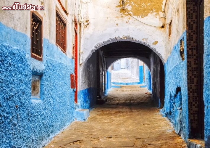 Immagine Via tipica di una Kasbah del Marocco. Qui ci troviamo nella medina diTetouan, cittadina non lontana da Tangeri, con il suo centro storico Patrimonio dell'Umanità dell'UNESCO - © Boris Stroujko / Shutterstock.com