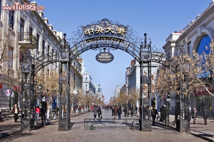 Immagine Via Zhongyang (Zhongshan Dajie),  la famosa strada dello shopping ad Harbin, in Cina - © TonyV3112 / Shutterstock.com