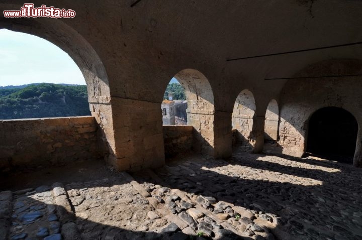 Immagine Via spetacoalre all'interno del Castello di Sorano. Notare le armoniche arcate  che offrono splendidi panorami sull'antico borgo