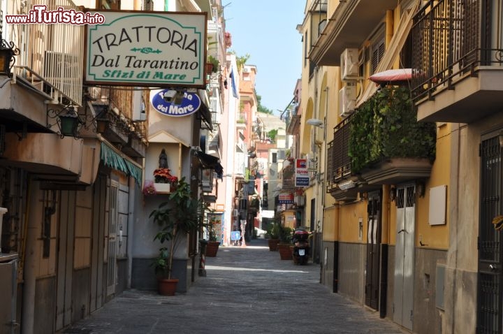 Immagine Via del centro città di Pozzuoli, in Campania