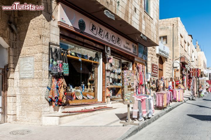 Immagine Una via del centro di Madaba, città del centro-sud della Giordania - © Anton_Ivanov / Shutterstock.com