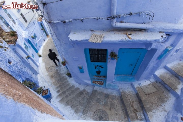 Immagine Via arcuata all'interno della medina: ci troviamo nella città blu di Chefchaouen in Marocco - © danm12 / Shutterstock.com