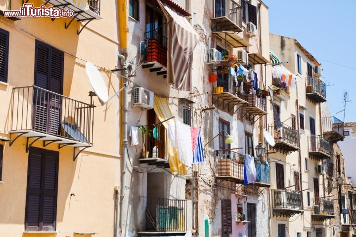 Immagine Una via pittoresca nel centro di Palermo, Sicilia: dai balconi sventolano come bandiere le tende colorate e i panni del bucato  - © vvoe / Shutterstock.com