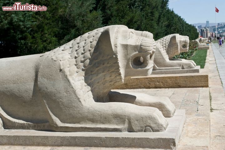 Immagine Viale di ingresso al Mausoleo di Ataturk, il famoso Anit Kabir di Ankara, in  Turchia - © GONUL KOKAL / Shutterstock.com