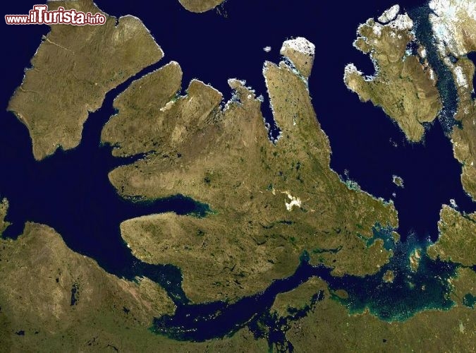 Immagine Victoria island ripresa dal satellite. E' l'8a isola per estensione al mondo, la seconda del Canada 