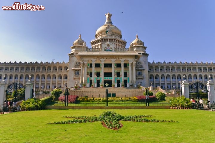 Immagine Vidhana Soudha, Bangalore India - © Sunil Singh - Fotolia.com