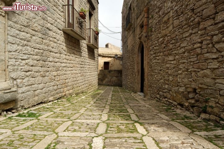 Immagine Erice, Trapani, Sicilia: le tipiche viuzze in sasso nel centro del borgo medievale, ricco di storia e a misura di bambola - © VLADJ55 / Shutterstock.com