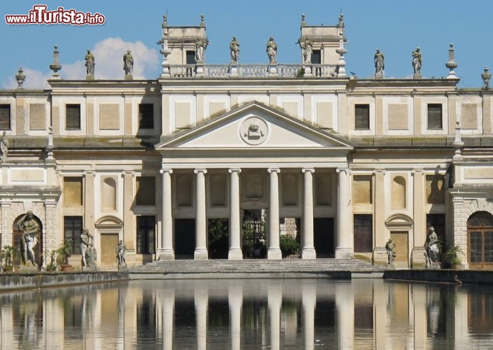 Immagine Villa Pisani nei dintorni di Padova, Crociera sul Brenta  - © ristalvi / Shutterstock.com