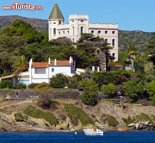 Immagine Villa al mare nel villaggio costiero di Cadaques, Catalogna, Costa Brava 141967546 - © Ammit Jack / Shutterstock.com