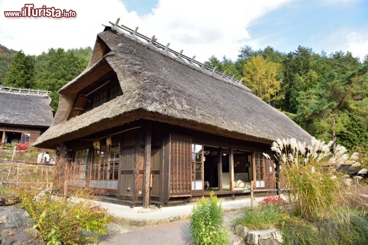 Immagine Casa tradizionale giapponese nel villaggio tipico di Iyashi No Sato, Prefettura di Yamanashi in Giappone - © NorGal / Shutterstock.com