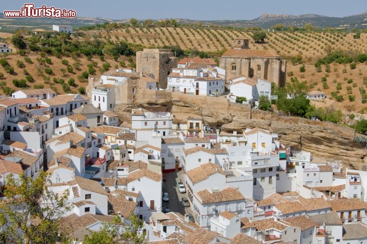 Immagine Veduta panoramica del candido villaggio di Setenil de las Bodegas, in Andalusia - © Francisco Javier Gil / Shutterstock.com