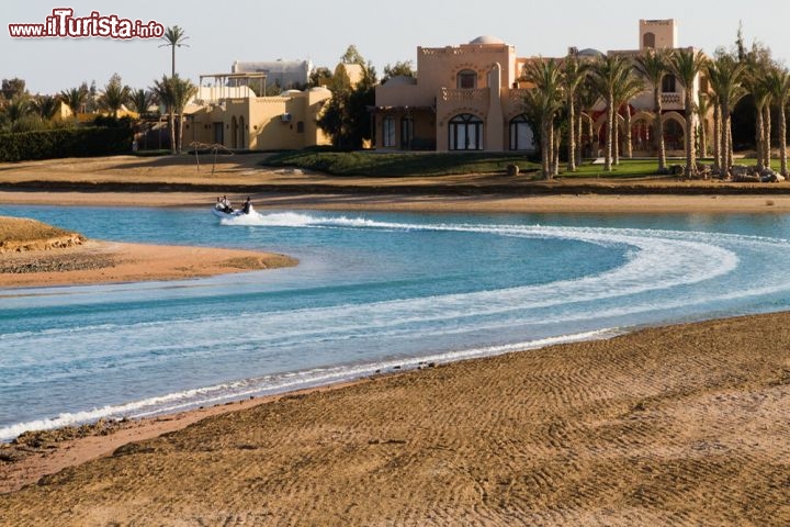 Immagine La località turistica di El Gouna, dove trascorere delle serene vacanze di mare, nella barriera corallina del Mar Rosso in Egitto - © Stefan Schurr / Shutterstock.com