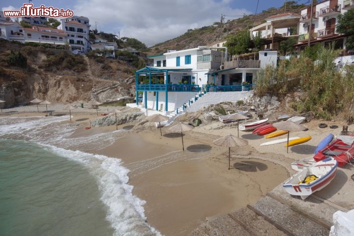 Immagine Villaggio sulla costa di Icaria in Grecia - © Portokalis / Shutterstock.com