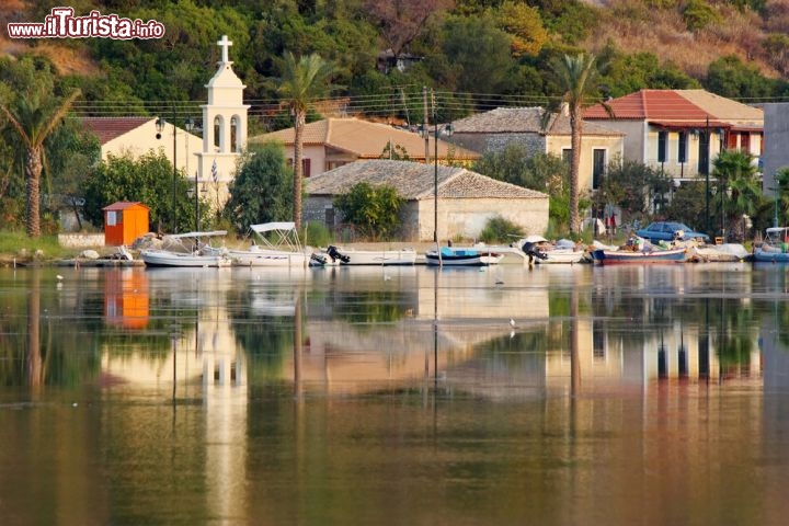 Immagine Villaggio costiero di Vlihos a Lefkada, Grecia - Le case del piccolo e grazioso villaggio di Vlihos si affacciano sulle acuqe dello Ionio © Georgios Alexandris / Shutterstock.com