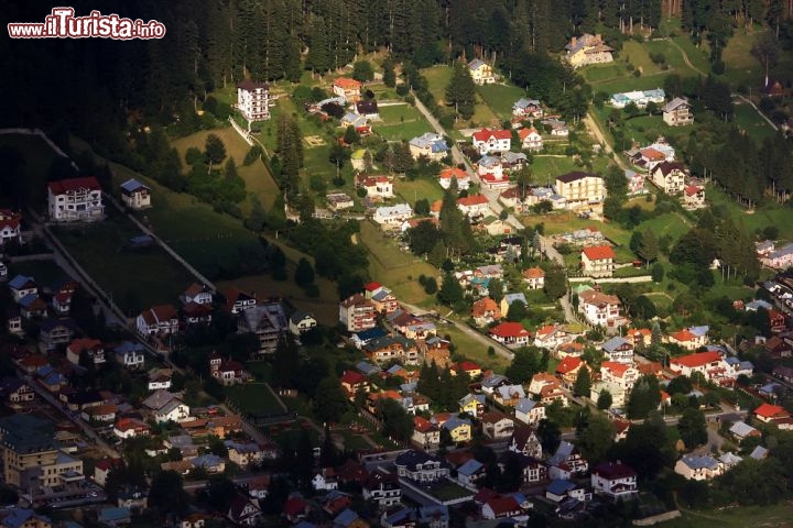 Immagine Il villaggio di Sinaia in Transivania, fotografato dall'alto - © Mikadun / Shutterstock.com