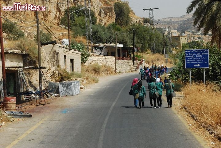 Immagine Villaggio di Iraq el Amir. il bivio per raggiungere la cooperativa femminile - © Jean Housen - CC BY 3.0 - Wikimedia Commons.