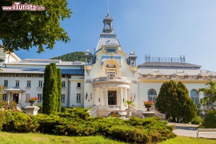 Immagine La torre del Castello a Sinaia: il Castello di Peles in Romania - © Sorin Colac / Shutterstock.com