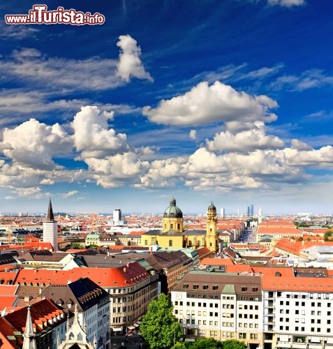 Immagine Vista aerea del centro di Monaco Baviera (Munich) in Germania. Sullo sfondo, di colore giallo, si vede la Theatinerkirche  - © gary718 / Shutterstock.com