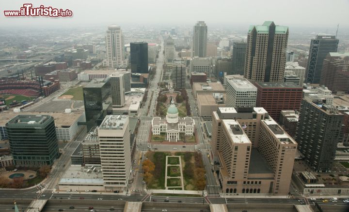 Immagine La vista panoramica  del centro di Saint Louis dal Gateway Arch della città del Missouri  - © Missouri Division of Tourism