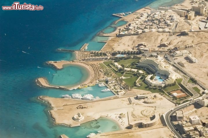 Immagine Vista aerea di Hurghada, la perla della costa del Mar Rosso, in Egitto - © Sergei Butorin / Shutterstock.com