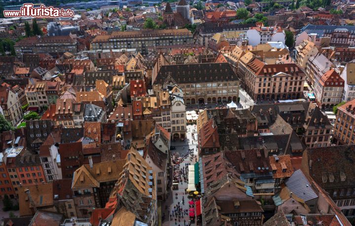 Immagine Vista aerea di Strasburgo, Francia - Una bella immagine che ritrae Strasburgo, crocevia dell'Europa continentale. Decisamente cosmopolita, questo centro del Basso Reno è una vivace città culturale e universitaria dotata di una forte identità nazionale e orgogliosa delle proprie tradizioni antichissime. L’insediamento si estende su una zona prevalentemente pianeggiante, ad est frastagliato in una costellazione di isole, ritagliate dai rami del fiume canalizzato, mentre a sud e a nord ciò che rimane dell’antica foresta renana ricopre come una folta coperta i confini dell’area urbana. La linea del fronte tra Francia e Germania ha per secoli lacerato la città e la regione a cui appartiene, spezzando non solo una continuità territoriale ma specialmente i legami affettivi delle famiglie locali, che spesso si sono trovate divise su fronti opposti durante i conflitti. Una madre che regge i corpi dei figli nudi, privi di ogni divisa o stemma politico, è rappresentata infatti nel monumento cittadino ai caduti di guerra.  - © Discovod / Shutterstock.com