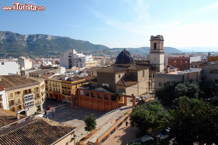 Immagine Vista aerea del centro di Denia in Spagna. La famosa destinazione turistica si trova lungo la Costa Blanca, a sud della Catalogna, nella Comunità Valenciana - © bright / Shutterstock.com