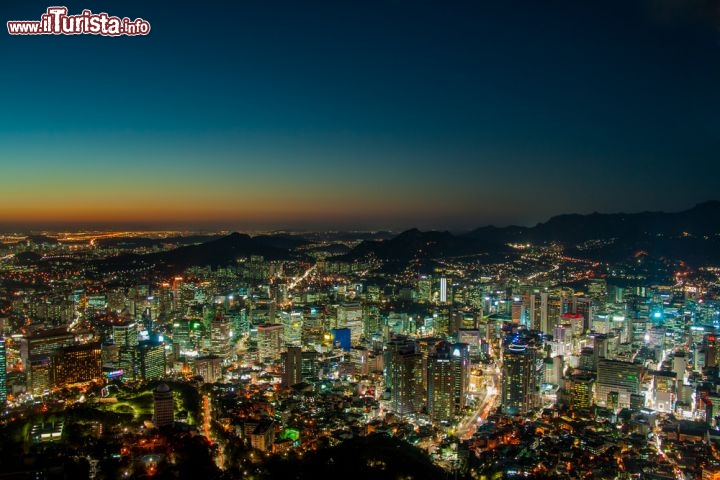 Immagine Vista aerea di Seoul, la capitale della Korea del Sud, dopo il tramonto - © Ivan Marc / Shutterstock.com