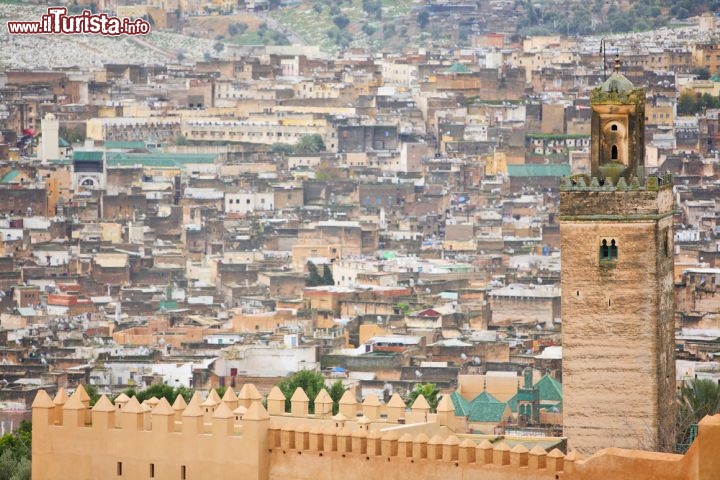 Immagine Vista panoramica della grande Medina di Fes in Marocco. Conta di oltre 10.000 strade, è un vero labirinto in cui i turisti senza guida possono perdersi - © Vladimir Melnik / Shutterstock.com