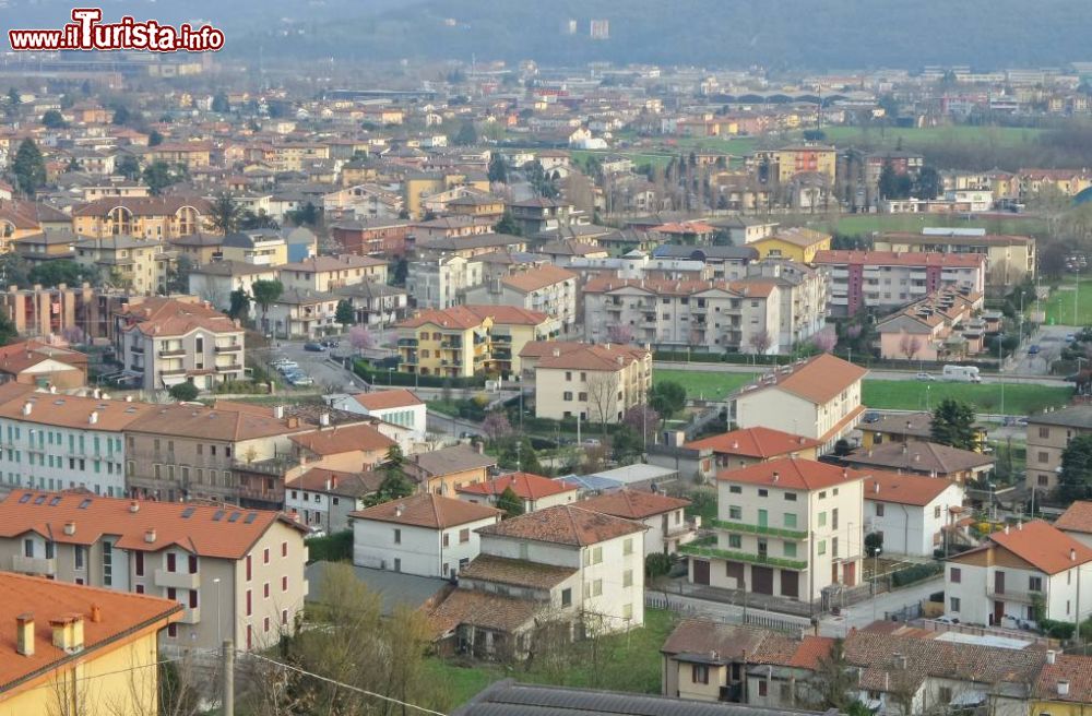 Immagine Il panorama della zona residenziale fotografato da Creazzo Colle - © Pottercomuneo - CC BY-SA 4.0, Wikipedia
