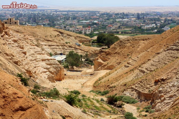 Immagine Il Wadi Qelt, è una vallata quasi sempre secca che sfocia nei pressi di Gerico, la località orientale  dello stato palestinese - © Konstantnin / Shutterstock.com