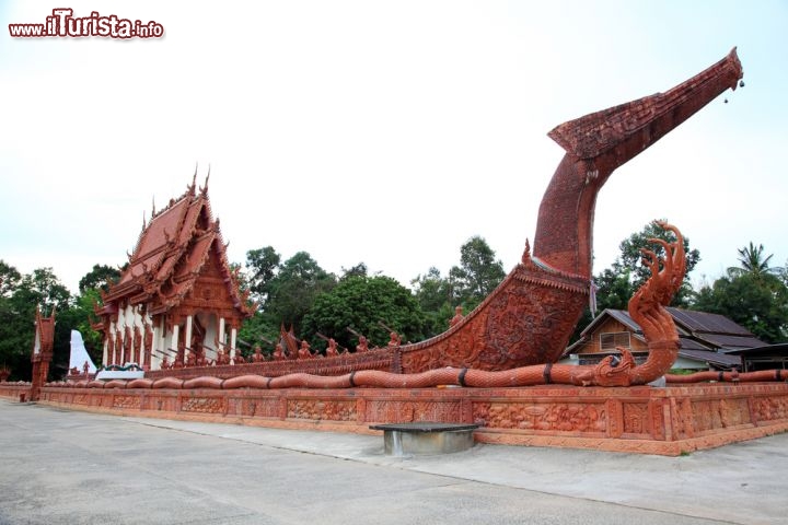 Immagine Scorcio su Wat Ban Na Muang, Ubon Ratchathani - A rendere caratteristico questo tempio buddhista è la singolare costruzione a forma di imbarcazione che imponente e maestosa si staglia con il suo profilo accanto all'edificio religioso. Proprio in virtù della sua inusuale fattezza, è diventata una delle attrazioni turistiche più visitate dai turisti che accedono all'area passando sotto un arco in cui si trova la statua di un elefante con tre teste © Jakrit Jiraratwaro / Shutterstock.com