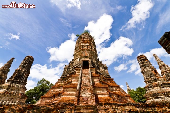 Immagine Wat Yai Chaimongkol, il complesso archeologico si trova in Ayutthaya, in Thailandia - © konmesa / Shutterstock.com
