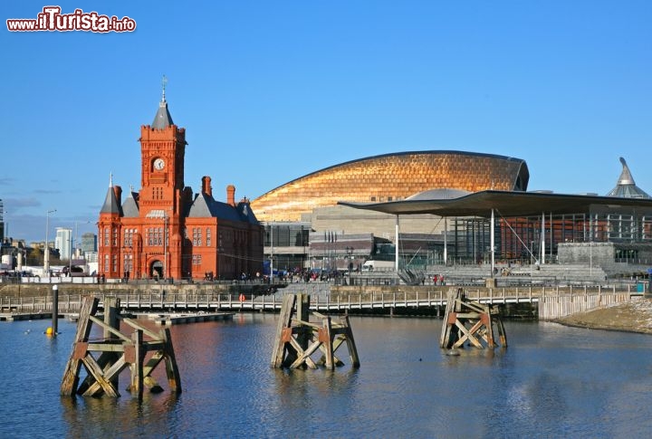 Immagine Waterfront Cardiff, l'originale Skyline della capitale del Galles - © tazzymoto / Shutterstock.com