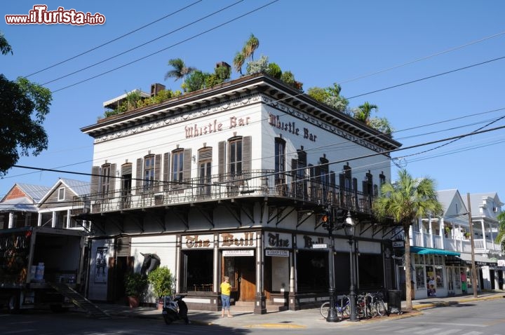 Immagine The Bull and Whistle Bar a Key West, Florida - Storico locale di Key West, situato all'angolo fra Duval e Caroline Street, The Bull and Whistle Bar è l'ultimo dei vecchi bar all'aperto della città. Le pareti di questo famoso luogo di ritrovo frequentato non solo da turisti ma anche dagli abitanti della city sono impreziosite da murales che ritraggono persone, avvenimenti e luoghi che hanno fatto la storia di questo paradiso tropicale. E' aperto 7 giorni su 7 © Philip Lange / Shutterstock.com