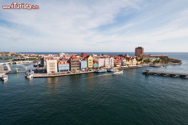 Immagine Willemstad la colorata capitale dell'isola di Curacao - © Hank Shiffmanr / Shutterstock.com