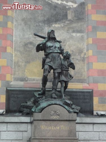 Immagine William Tell ad Altdorf: il monumento dell'eroe svizzero che protegge il proprio figlio