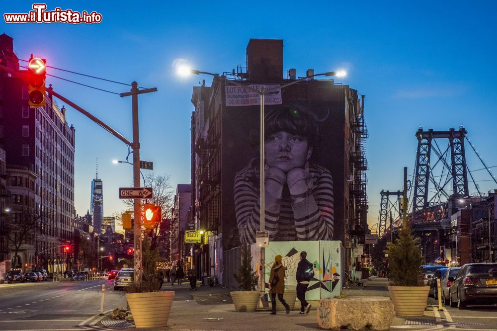 Immagine Uno scorcio del quartiere di Williamsburg a Brooklyn, USA. Molte fabbriche riconvertite sono decorate da murales  - © Julienne Schaer NYC Company