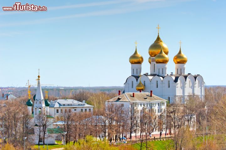 Immagine Architetture religiose a Yaroslavl, Russia - A testimoniare la grande storia politica e religiosa della città è un immenso patrimonio architettonico dallo stile originale costituito da innumerevoli chiese, monumenti e monasteri all'interno e fuori del centro abitato ©  kosmos111 / Shutterstock.com